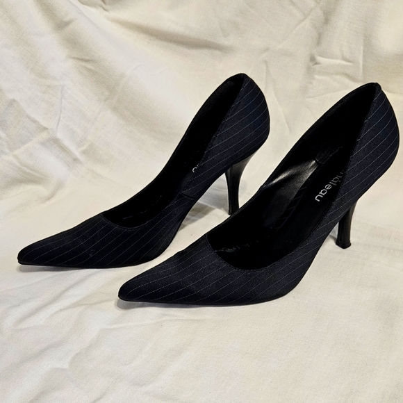 Le Chateau pinstripe 3 1/2" stiletto pump Size 7 - Picture 1 of 9